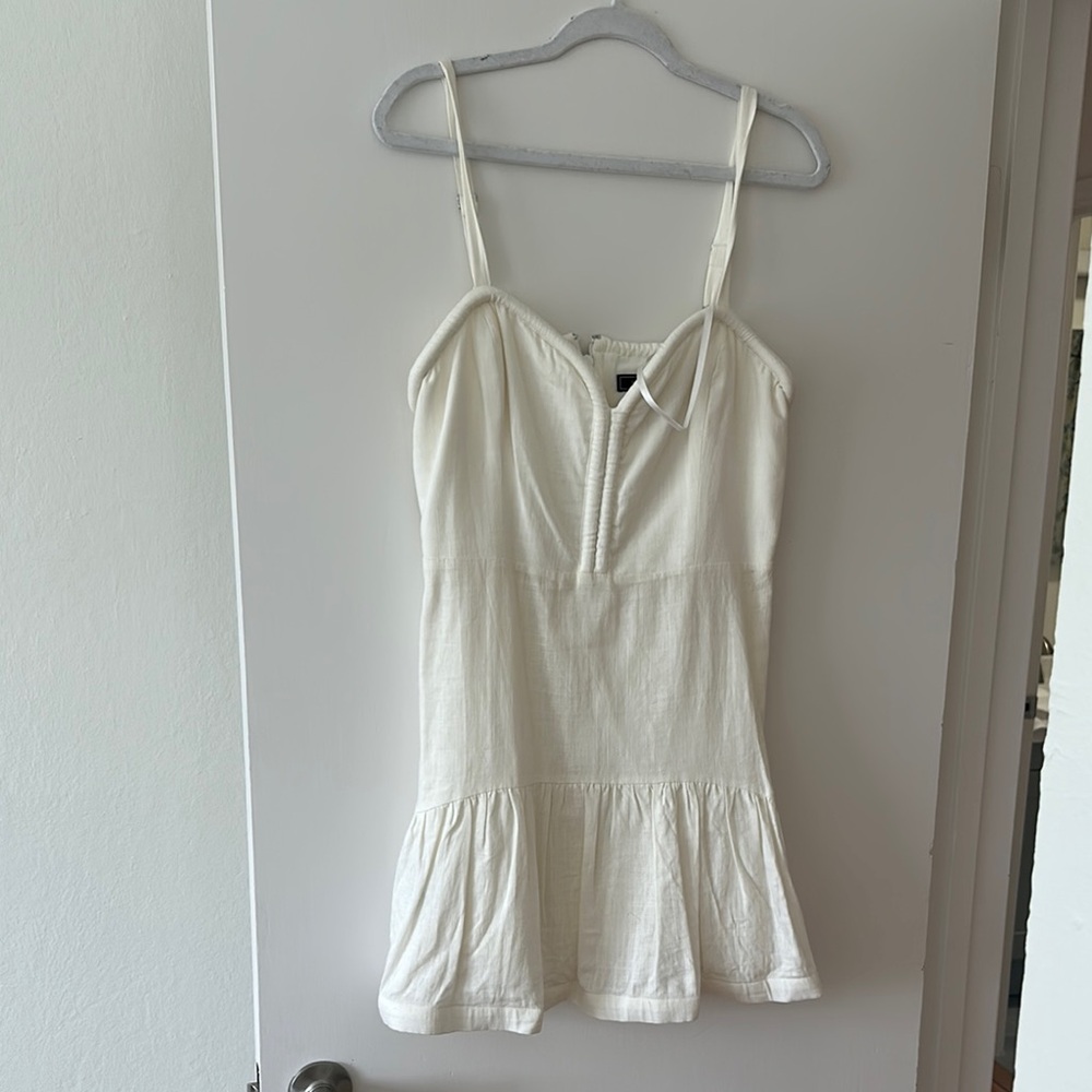Elegant White Sleeveless DressBCBG